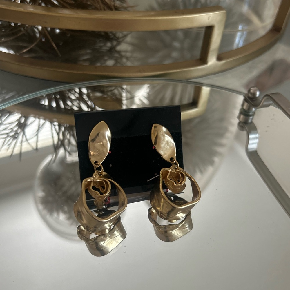 Gold-Tone Teardrop Clip-On Earrings – Sculptural Vintage Statement